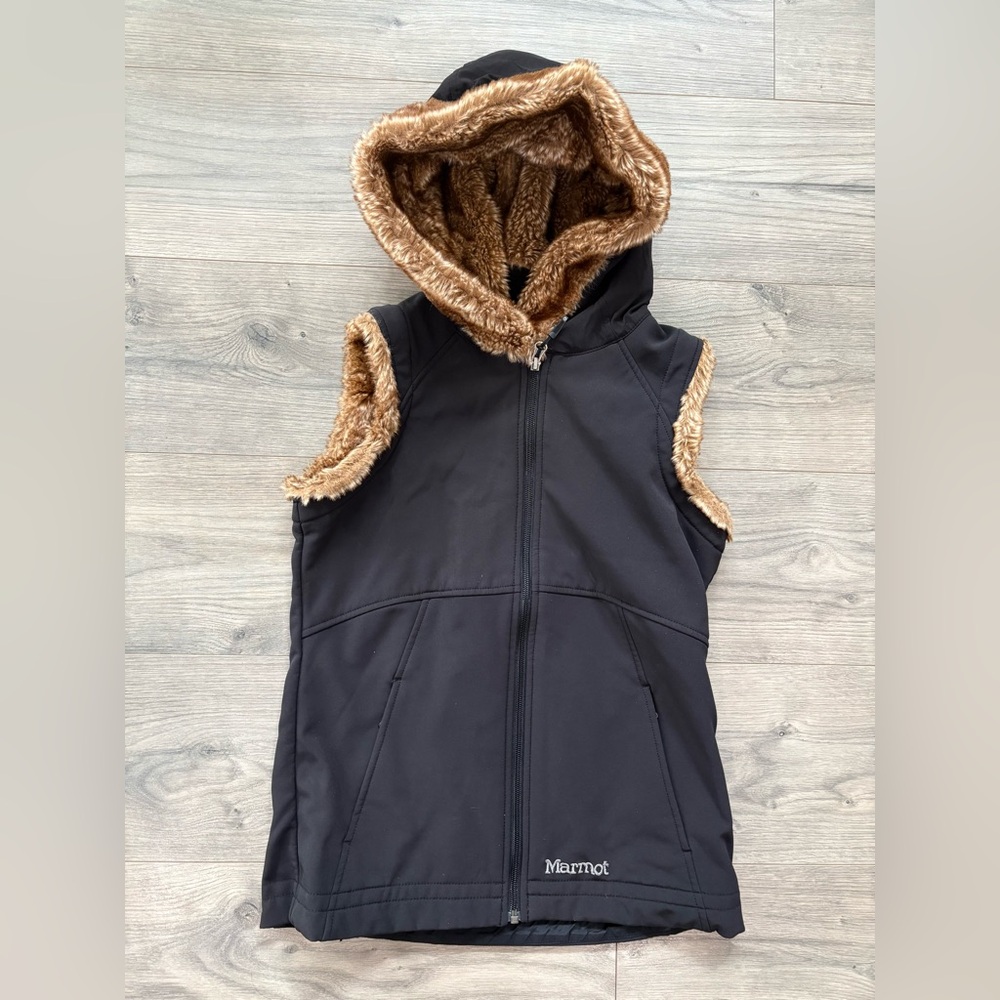 NWOT Women's‎ Marmot Furlong Softshell Vest Fur Lined Hooded Black Small Outdoor
